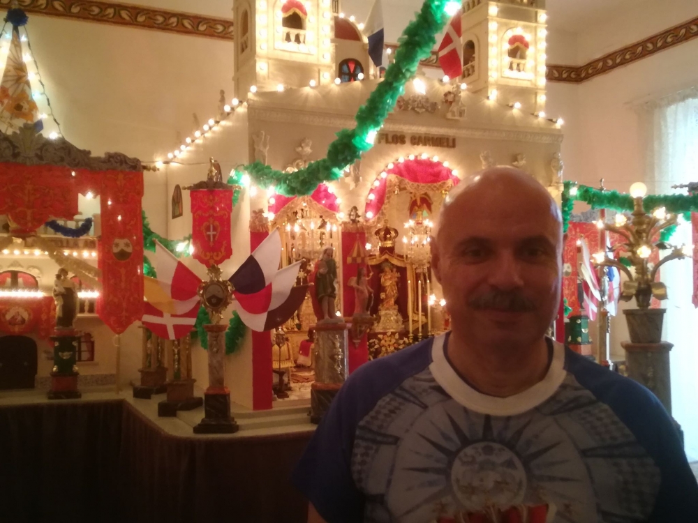 Jiftaħ il-bieb tad-dar tiegħu biex jiċċelebra l-festa mal-ġirien u l-ħbieb