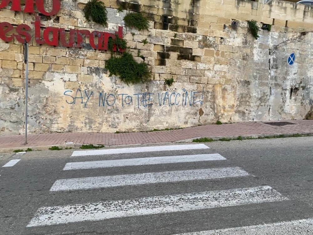 Ritratti | Graffiti kontra l-Covid-19 u l-vaċċin f'San Pawl il-Baħar