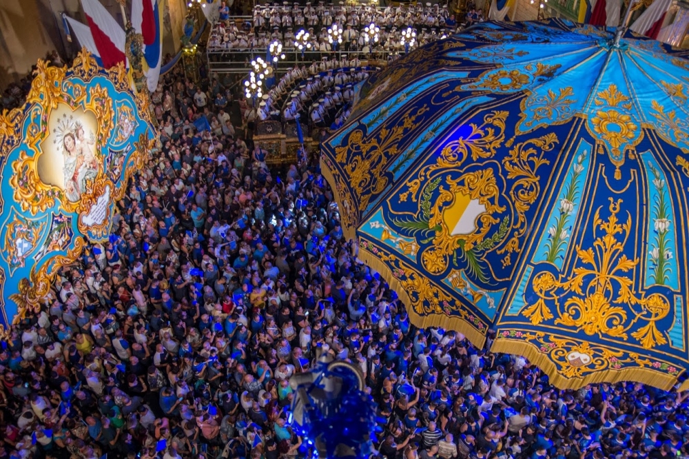 Iż-Żurrieq jixgħel blu hekk kif il-Karmelitani jiċċelebraw il-festa