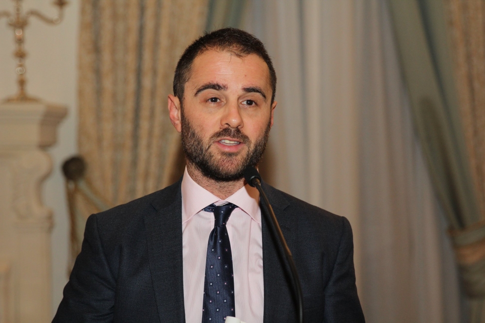 Kotba | 'Il-kittieba jridu jħammġu jdejhom'