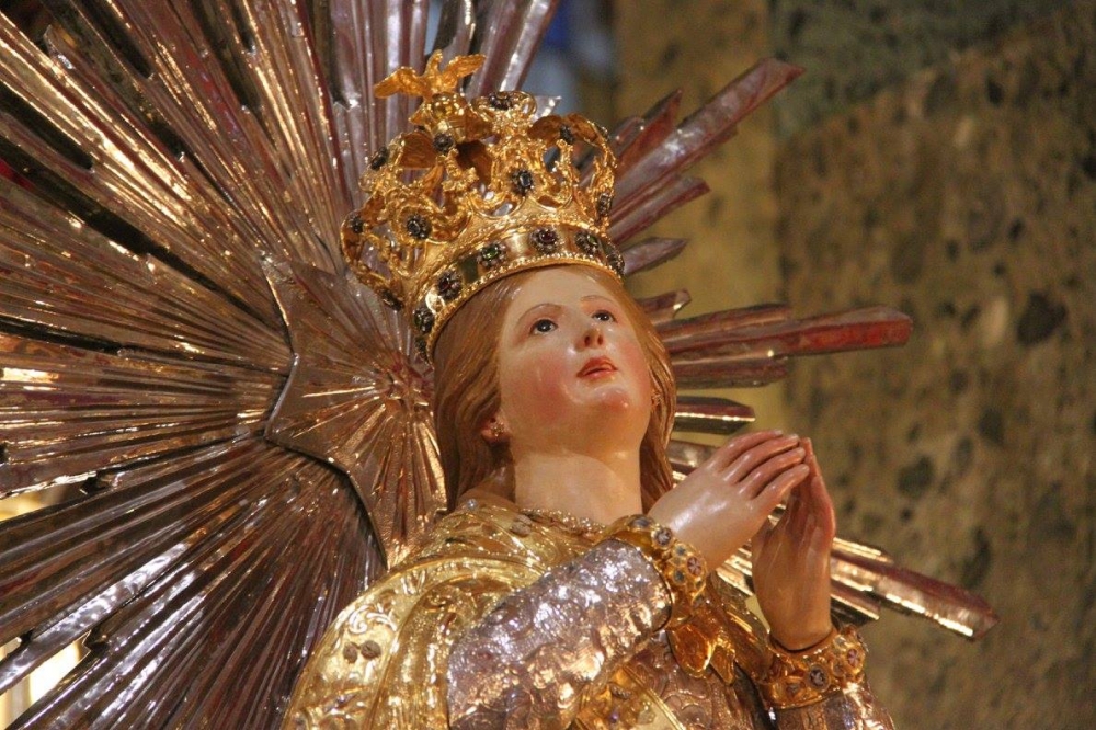 Pellegrinaġġi bl-istatwa ta’ Marija Bambina tal-Isla fi żmien ta’ għawġ nazzjonali
