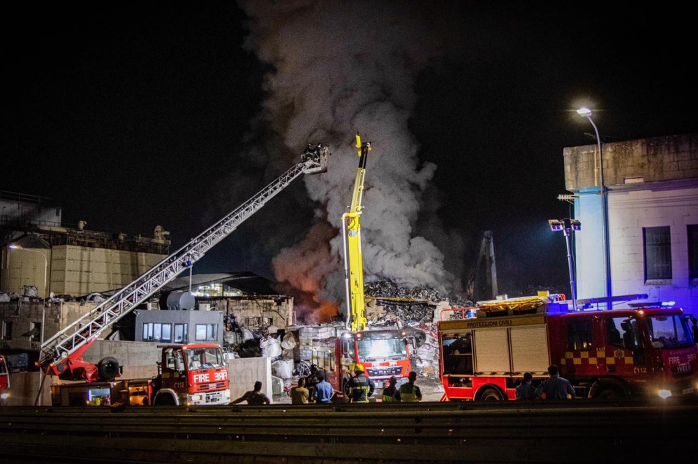 Il-pumpiera jqattgħu lejl jissieltu nirien kbar li ħakmu scrapyard f'Ħal Luqa