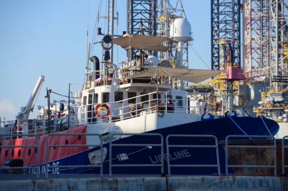 Jibda jinstema' l-appell miftuħ mill-Kaptan tal-Lifeline iżda s-smigħ jeħel minnufih