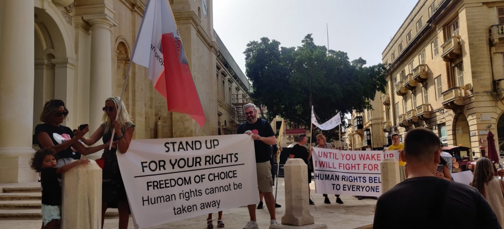 Protesta kontra l-miżuri tal-Covid-19 tinqasam fit-tnejn wara li d-dimostranti ma qablux bejniethom