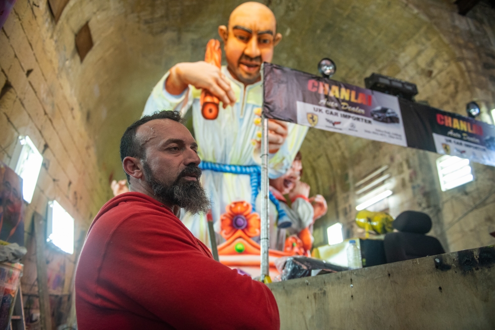 ‘Qisu għadu magħna hawn. Kulħadd jgħajjatlu’ – Jaħdmu karru biex isellmu lil seħibhom iċ-Chippy
