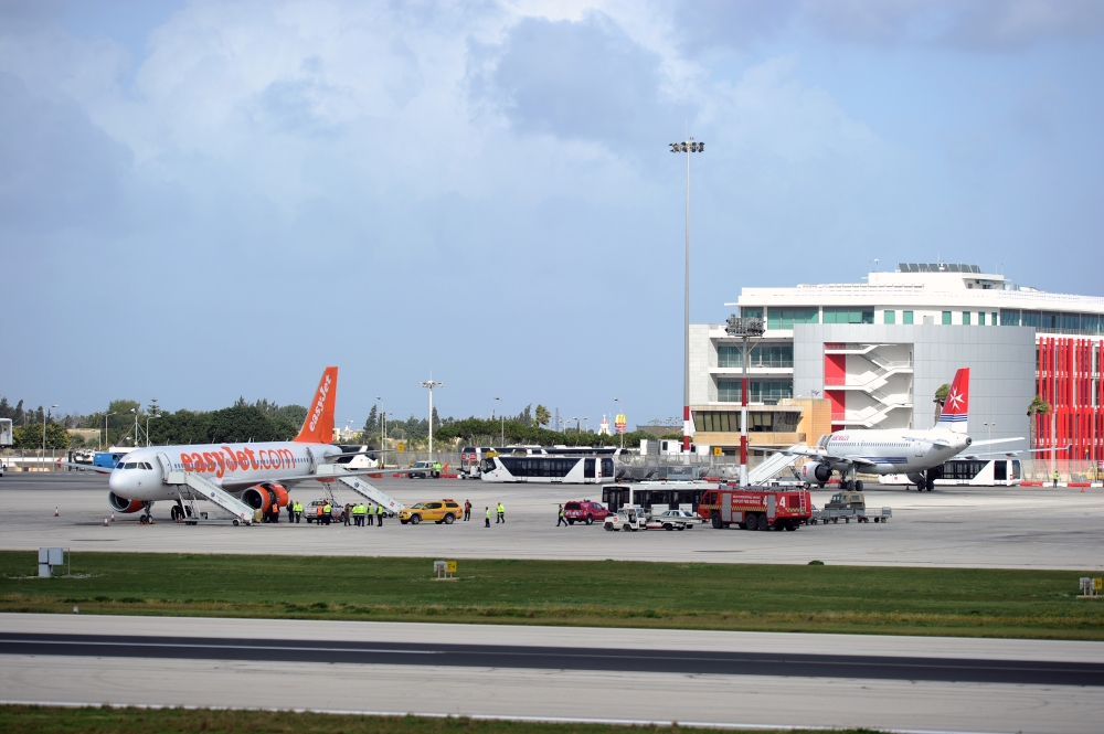 Jisker fl-ajruport u jispiċċa jiġri qalb l-ajruplani