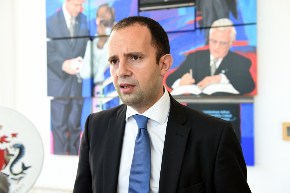 Claudio Grech il-favorit tar-ribelli għall-Kap tal-Oppożizzjoni ... tentattivi ta' kompromess ma' Delia