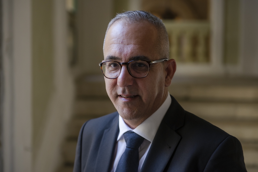 Sandro Craus, Kap tal-Customer Care f'Kastilja, mgħajjat mill-pulizija d-depot
