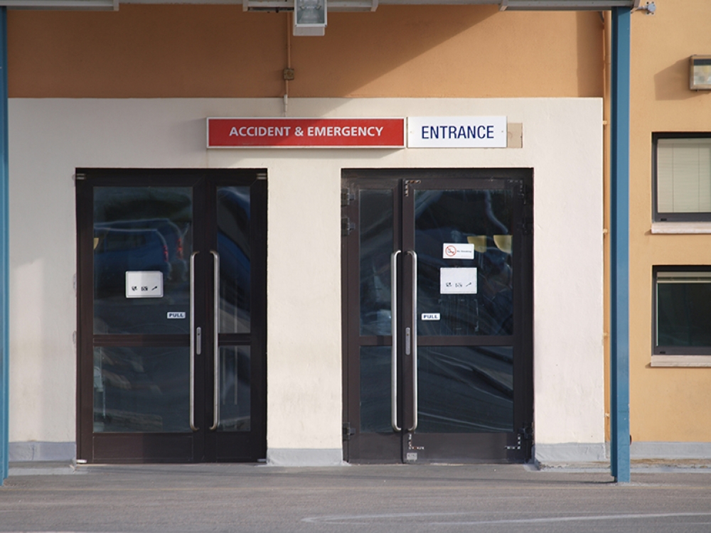 Tidħol fl-Emerġenza pożittiva għall-Covid-19 u jinqala' paniku ... appell biex iċċemplu u tieħdu parir