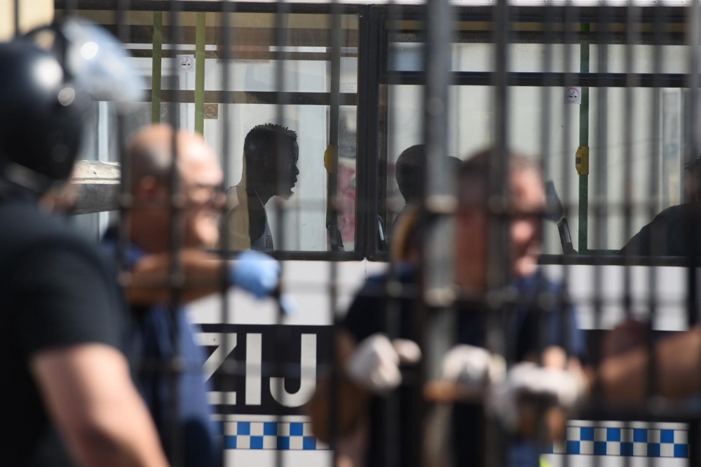 18-il immigrant jitressqu l-Qorti u jingħataw sentenzi sospiżi wara rewwixta f'Ħal Far