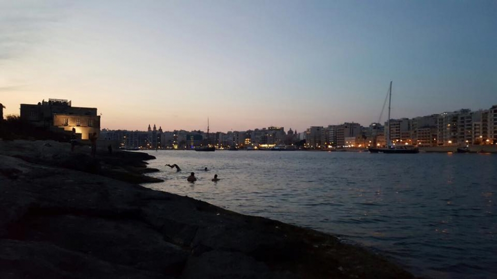 Raġel fil-periklu tal-mewt wara li waqa' minn fuq dgħajsa viċin Manoel Island