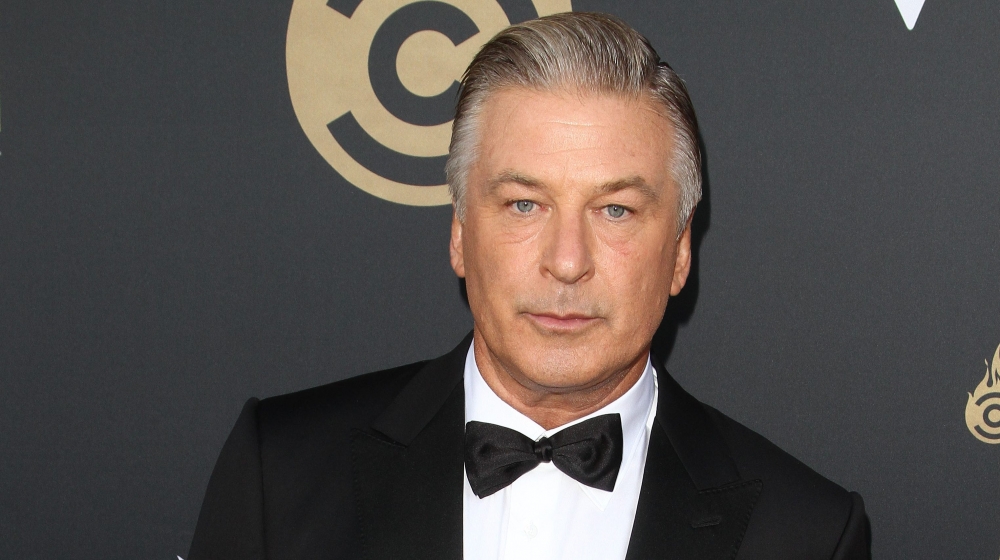 L-attur Alec Baldwin jispara pistola maħsuba prop waqt ġbid ta' film u joqtol mara