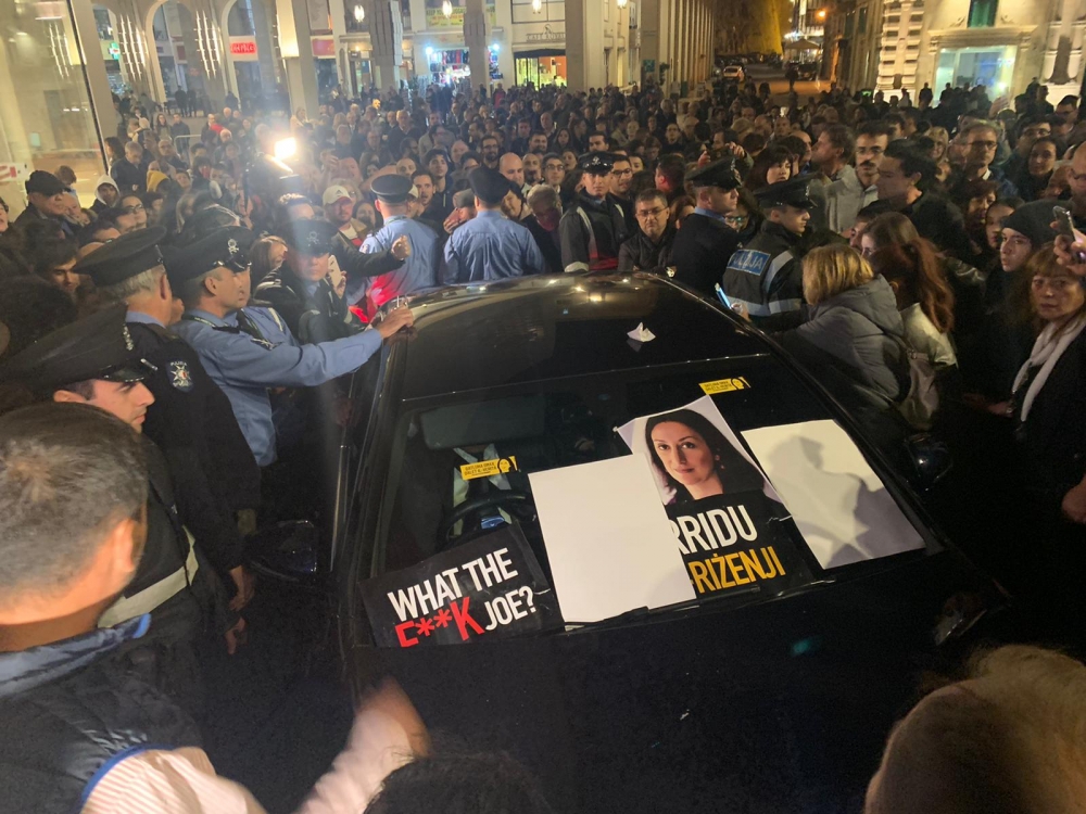 Folla rrabjata u ostili taħbat għal karozza ta' Ministru u tgħajru 'demel' u 'korrott'