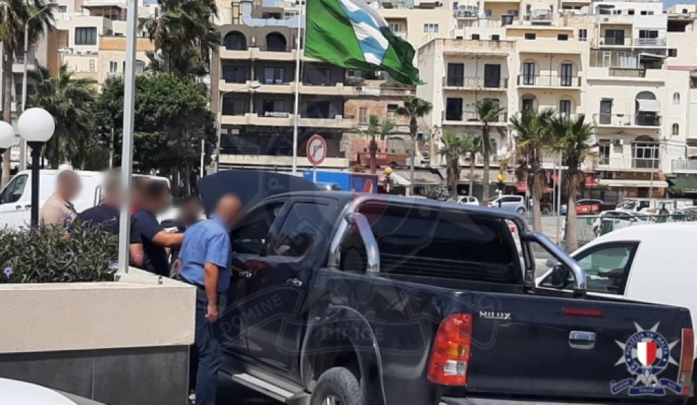 Jipprova jaħrab imma l-pulizija jaqbduh u jsibu fuqu 1 Kg ta' droga kokaina