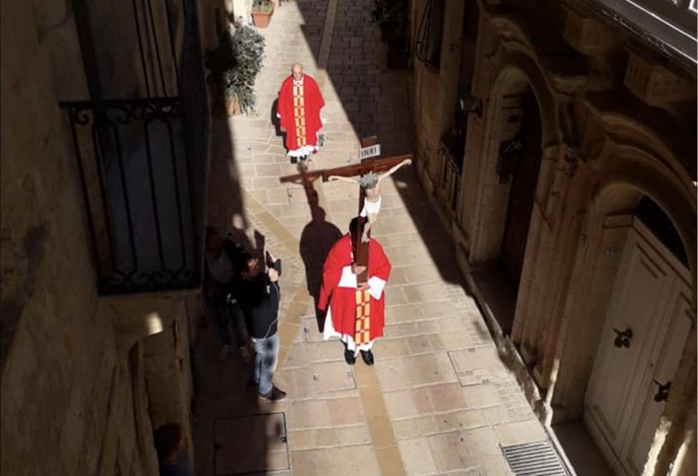 L-Arċipriet joħroġ waħdu fit-toroq tal-Birgu bil-kurċifiss minflok il-purċissjoni tas-soltu