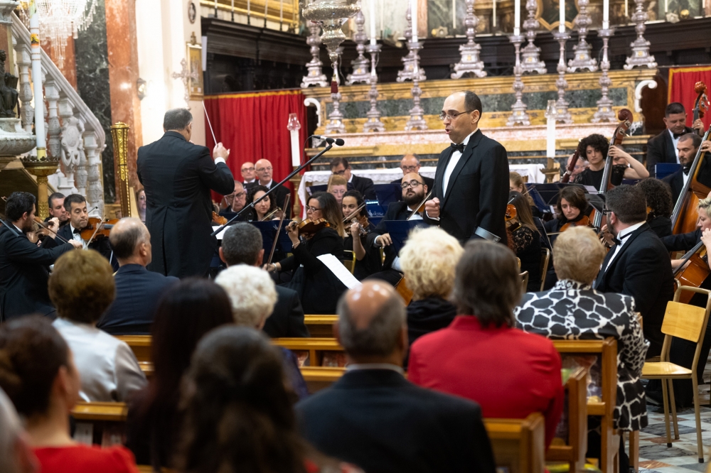 Idħol fl-atmosfera tal-Milied b'kant ta' innijiet u ikel tal-kunvent