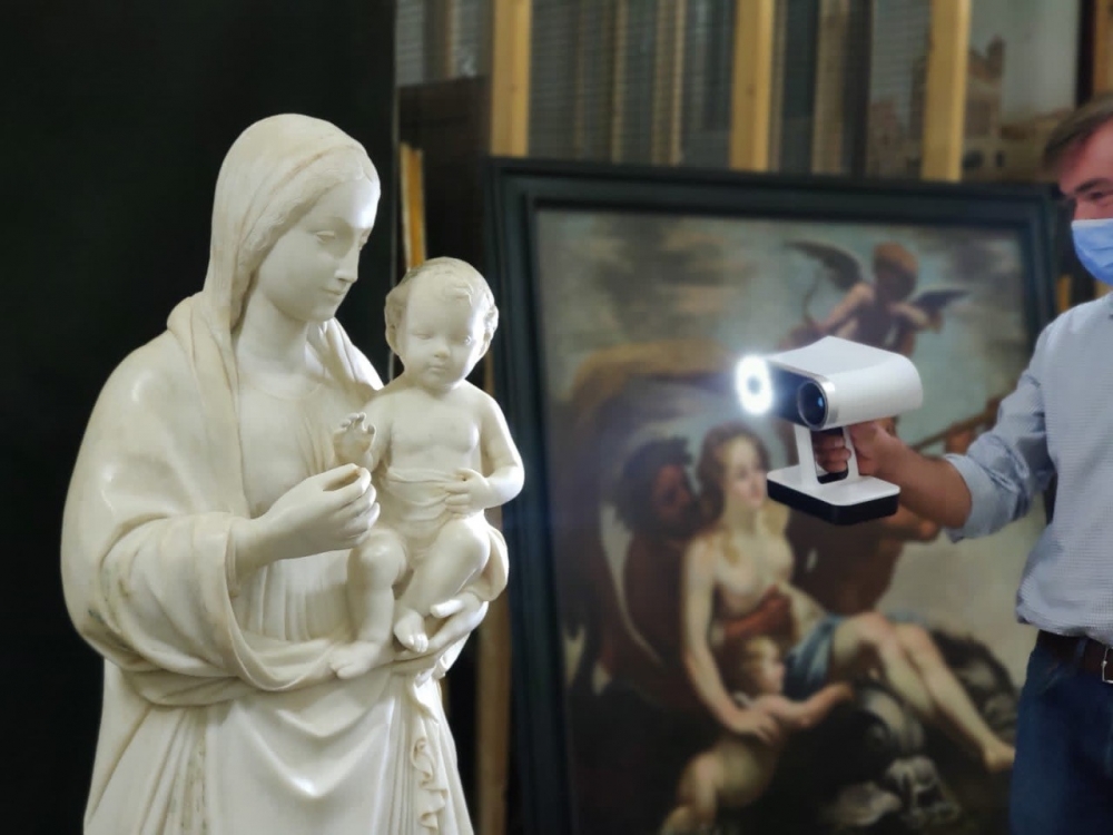 Irrestawrata statwa ta’ ħames sekli iżda għadha mifruda mill-pedistall li nħadem għaliha