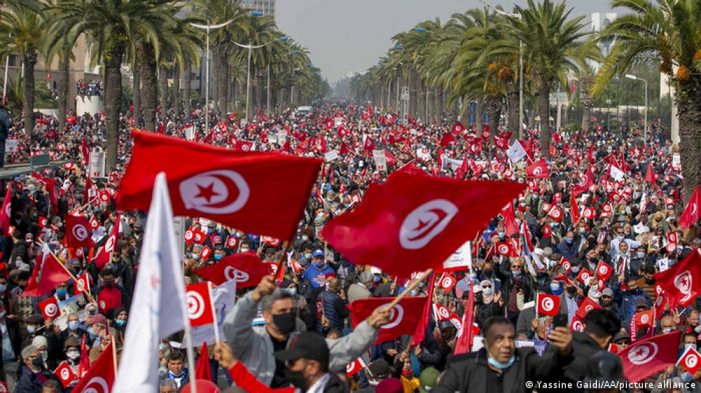 Il-PM Tuneżin jitkeċċa hekk kif il-pajjiż jiffaċċja kriżi ta' saħħa pubblika u oħra ekonomika