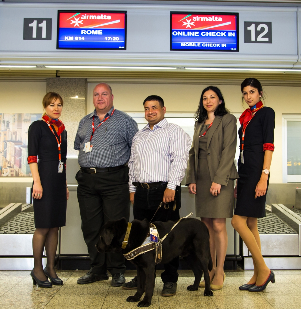 Iċ-chairman tal-MGDF u l-kelb gwida tiegħu Aval, mal-General Manager tal-Air Malta,  Nadia Giordimaina, l-Eżekuttiv tal-Passenger Handling Fabian Mizzi