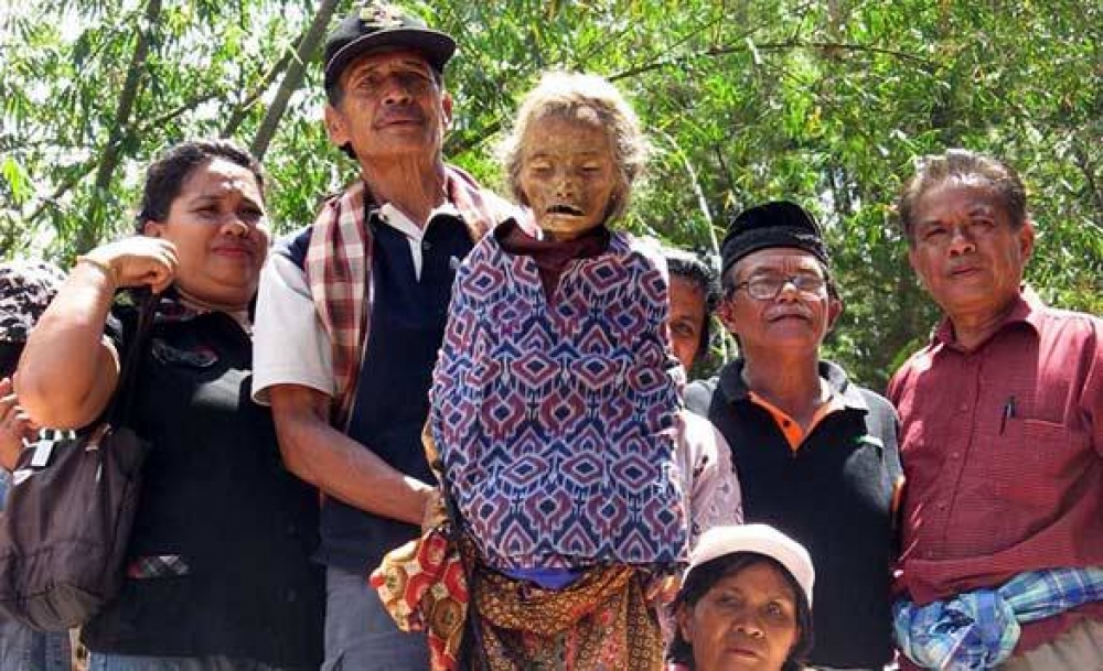 Familja Indoneżjana tat-Torojan mal-mejtin tagħha