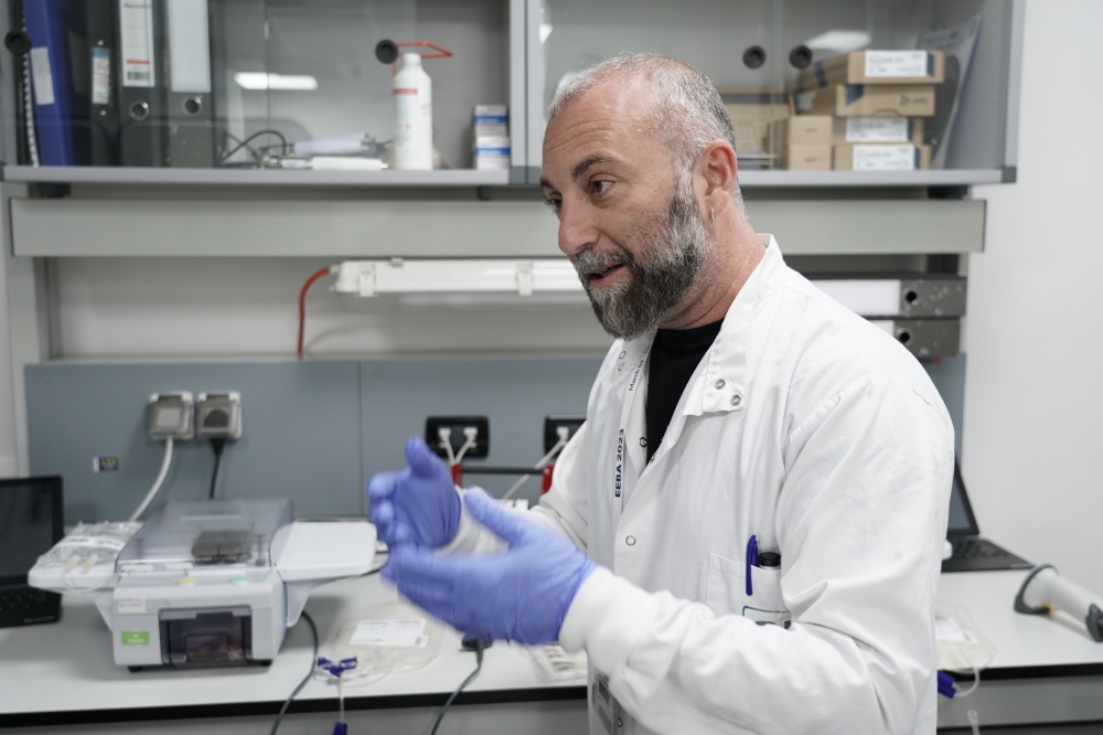 Dimech jispjega l-proċess li jgħaddi minnu d-demm fil-laboratorju