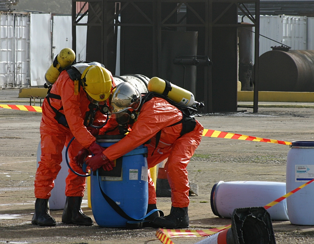 Uffiċjali tat-taqsima Hazmat ineħħu kimika perikoluża| Ritratt ta' Ruben A Xuereb