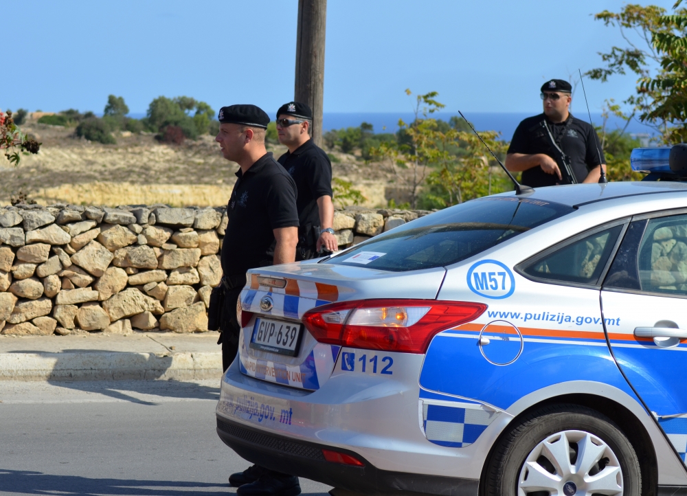 Novita oħra hija fl-uniformi, beret flok beritta