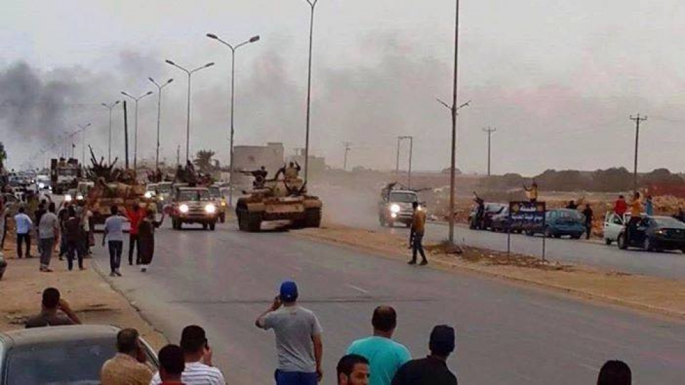 Tankijiet tal-armata milqugħin b'ferħ miċ-ċittadini ta' Benghazi