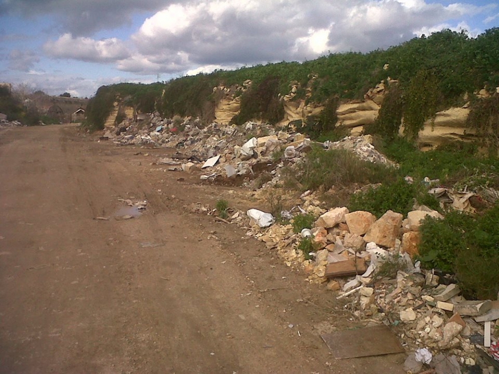 Ħafna miż-żoni f’dan il-pajjiż li għadhom mhux mibnija, huma mifnija bi ħmieġ ta’ kull tip u telqa