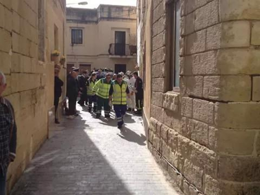L-anzjan hekk kif inħareġ mir-residenza tiegħu