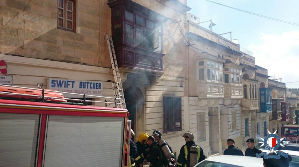 Mara u tarbija jittieħdu l-isptar 