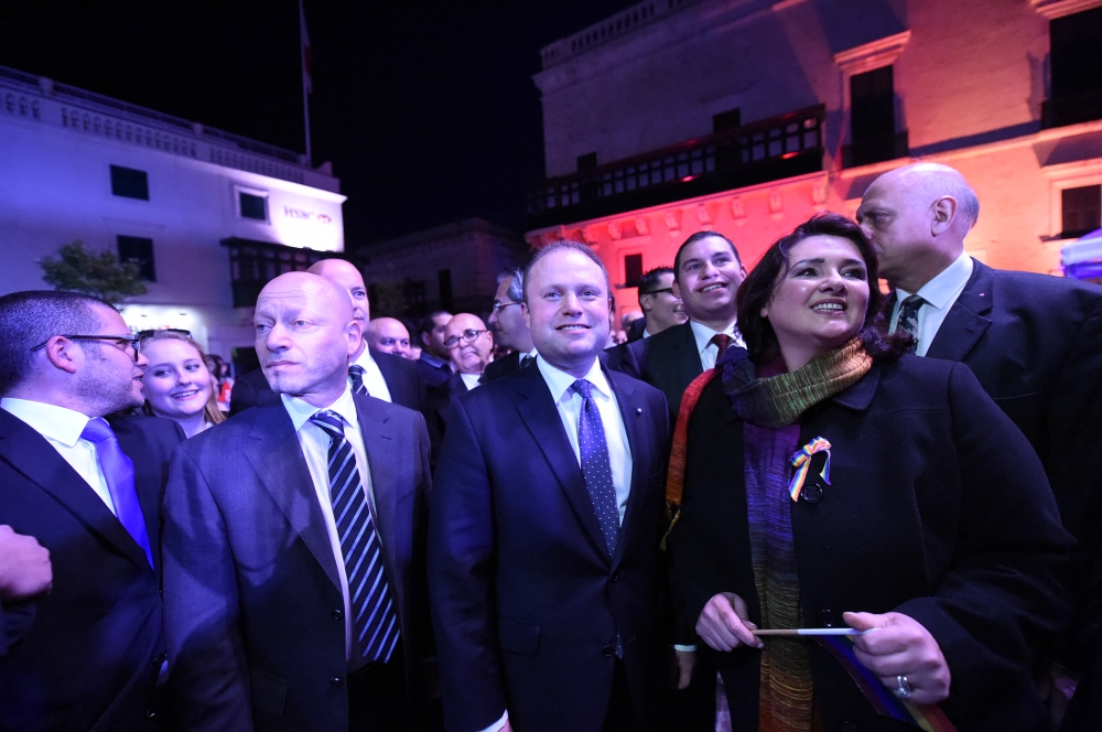 Il-PM Joseph Muscat mdawwar b'Helena Dalli u Cyrus Engerer, fost oħrajn wara li għaddeit il-liġi tal-Unjoni Ċivili