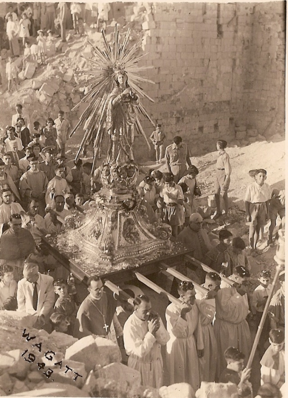 L-istatwa ta’ Marija Bambina għaddejja minn qalb ir-rovini ta’ bini mġarraf waqt il-purċissjoni ta’ Settembru 1943