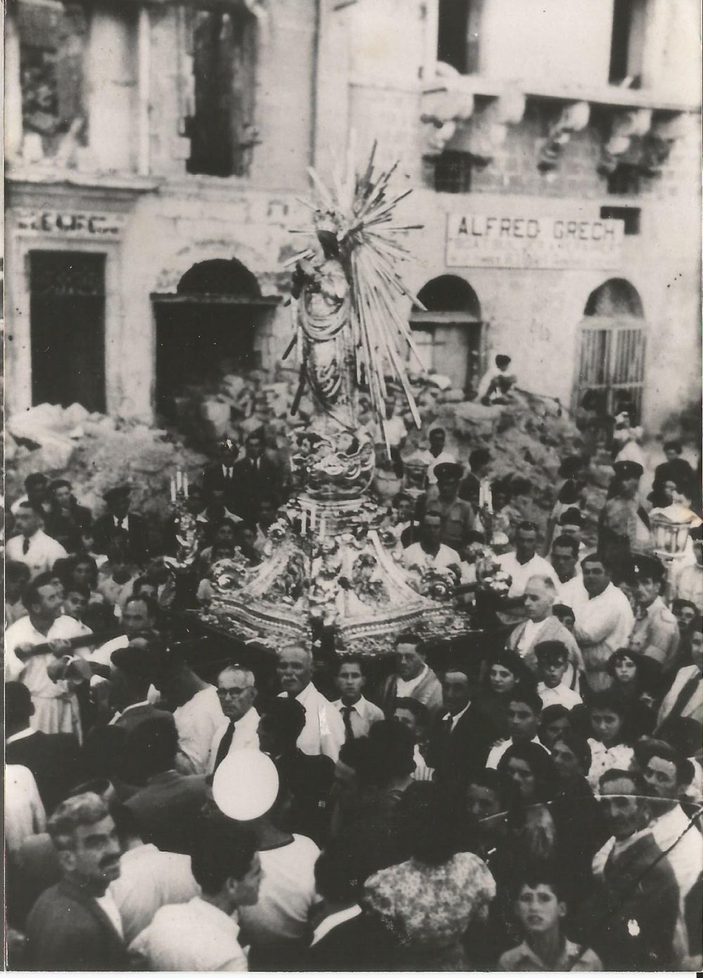 Il-purċissjoni bl-istatwa ta’ Marija Bambina għaddejja mix-xatt tal-Isla f’Settembru 1944