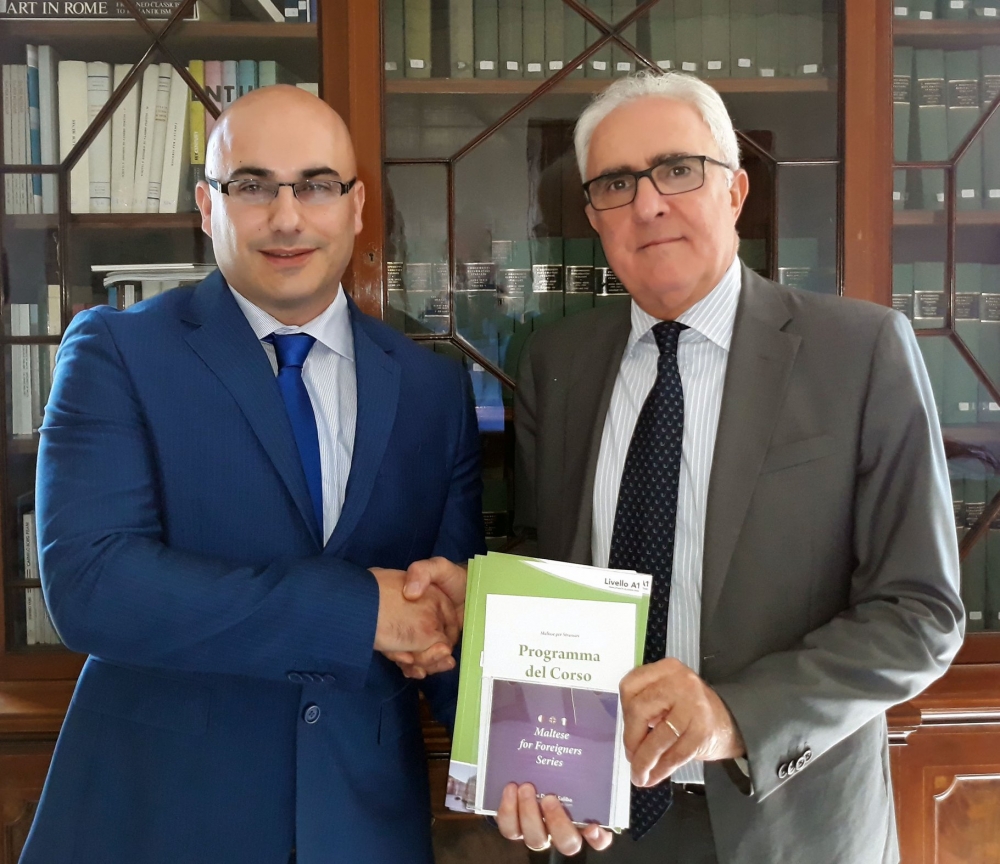 Dr Charles Daniel Saliba (l-ewwel mix-xellug)