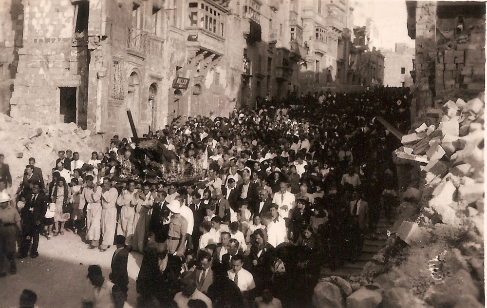 Il-pellegrinaġġ bl-istatwa ta’ Ġesù Redentur għaddej minn Triq il-Vitorja fl-Isla fi trieqtu lejn il-knisja tal-Porto Salvo