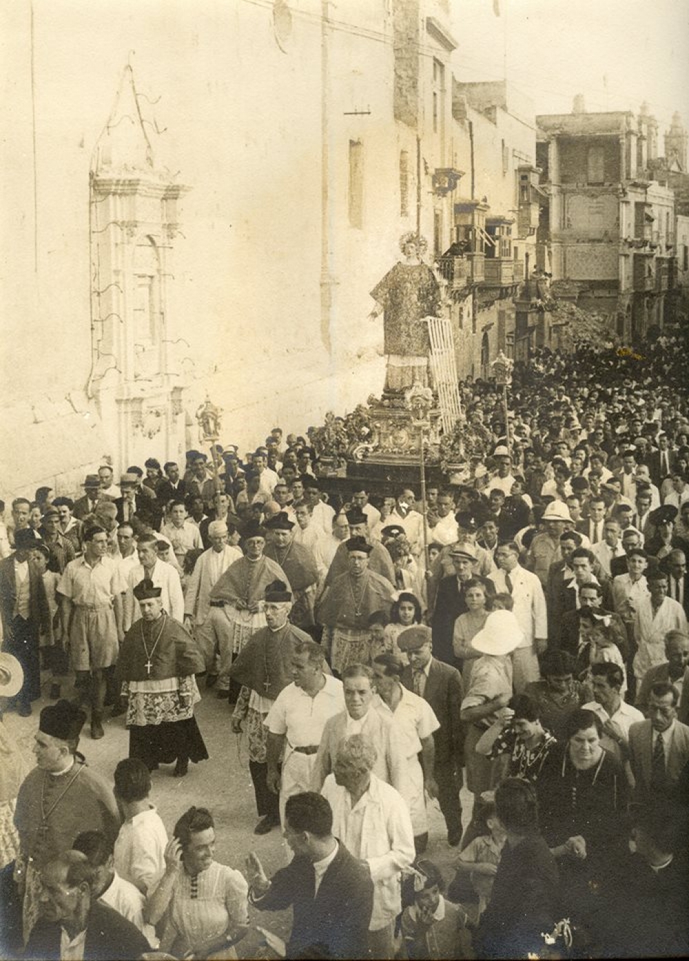 Il-pellegrinaġġ bl-istatwa ta’ San Lawrenz għaddej minn ħdejn il-knisja ta’ Santa Tereża f’Bormla, fi trieqtu lejn il-Birgu