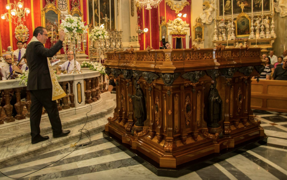 Il-bankun u l-bradella ta' Santa Marija ta' Ħal Għaxaq. Ritratt ta' Sebio Aquilina