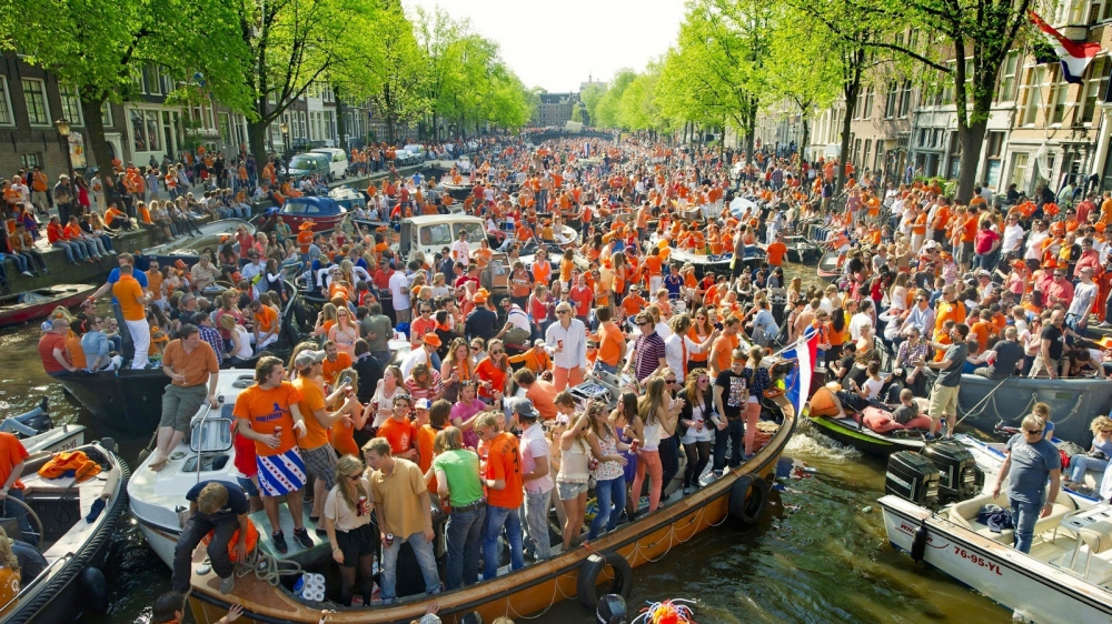 Baħar ta’ oranġjo fil-kanali tal-kapitali Amsterdam