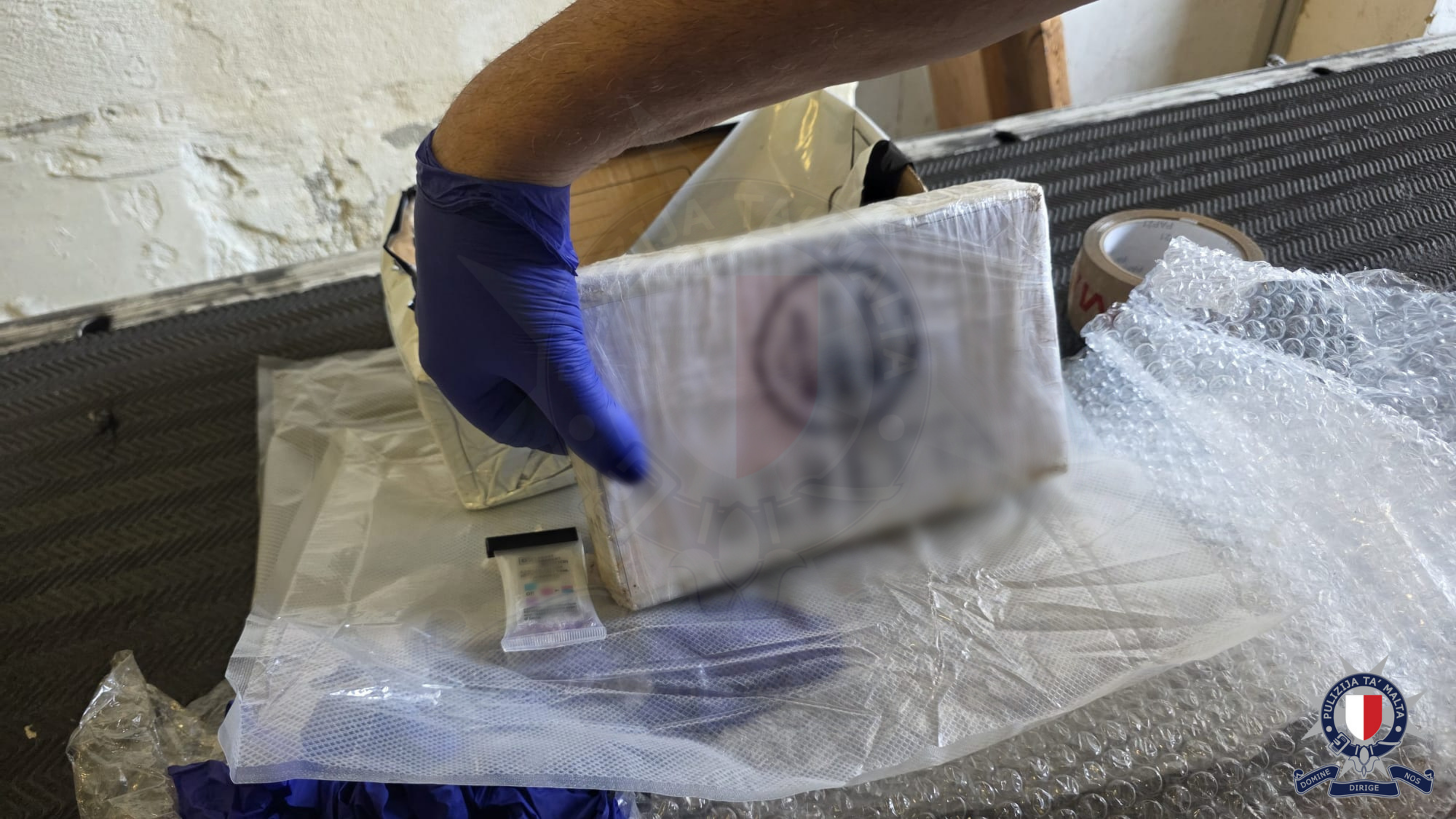 Raġel ta’ 40 sena jinżamm taħt arrest wara li l-pulizija tinterċetta kunsinna ta’ kokaina