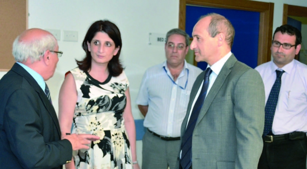 Chris Fearne waqt iż-żjara tiegħu fl-isptar ta’ Għawdex