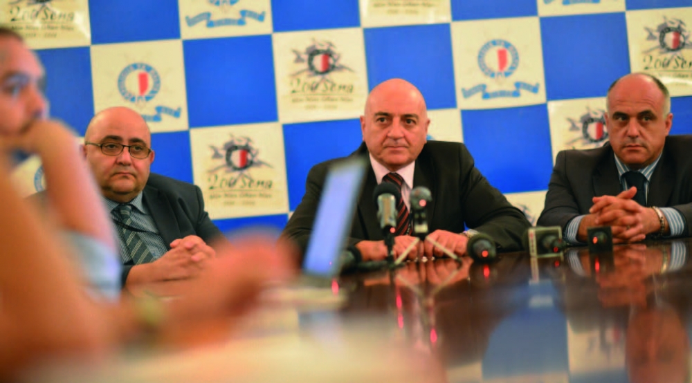 Uffiċjali tal-pulizija waqt il-konferenza stampa dwar il-każ 