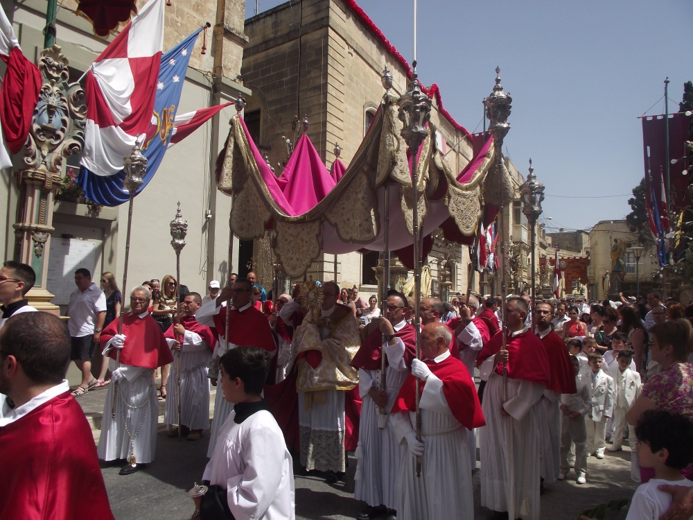  Il-baldakkin waqt waħda mill-purċissjonjiet bis-Sagrament fil-festa ta’ Korpus fir-Rabat 