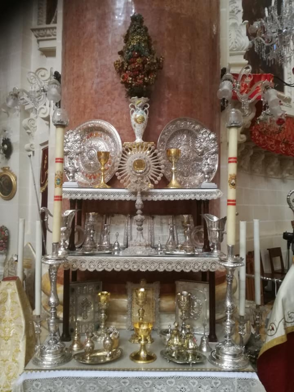 Gradenzina tas-Santwarju Bażilika tal-Madonna tal-Karmnu tal-Belt Valletta armata għall-festa. Fuq nett jidhru żewġ baċiri 