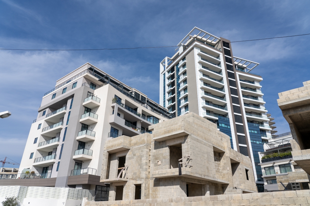 Uħud mill-bini għoli li qed naraw madwar Malta. Ritratti meħuda minn James Bianchi