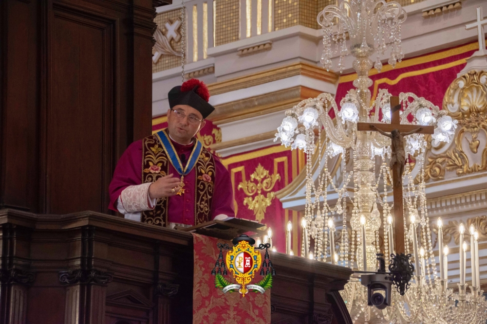 Saċerdot jinseġ il-paniġierku fil-festa ta’ San Ġorġ ta’ Ħal Qormi