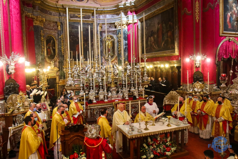  L-Arċisqof imexxi l-Pontifikal fil-festa ta’ San Pawl Nawfragu tal-Belt. Fin-nofs, wara l-kurċifiss tal-artal maġġur, tista’ tara s-settimo