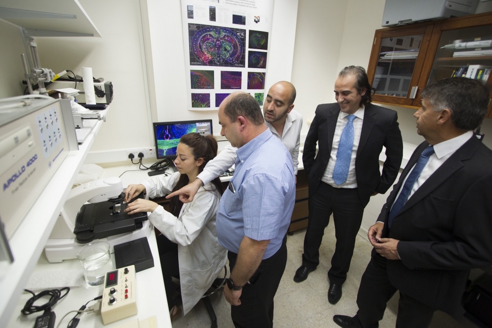Jasmine Vella studenta fil-PhD li diġa bdiet taħdem fuq l-apparat il-ġdid EVOS®FL Auto  Imaging System awtomatizzat