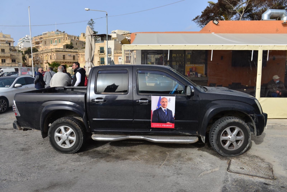 Ritratt tal-Ministru Chris Fearne fuq trakk (Wied il-Għajn)