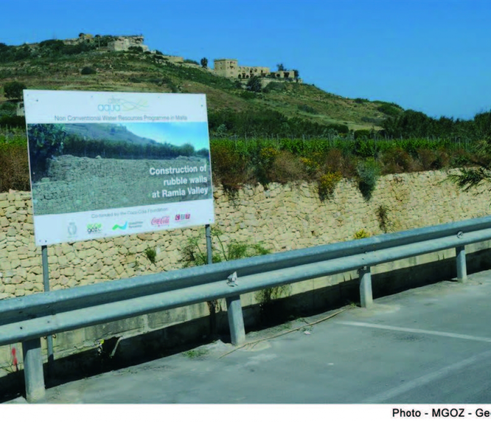 Inbnew ħitan tas-sejjiegħ biex iżommu l-ilma tax-xita